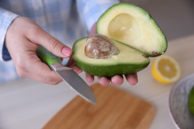 Kadın kesme taze avokado