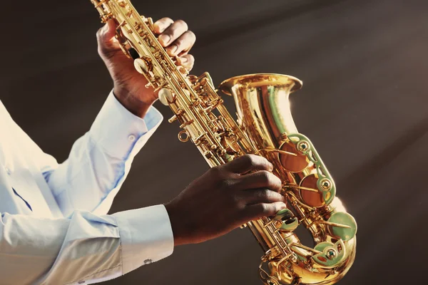 Hudebník hrající na saxofon — Stock fotografie