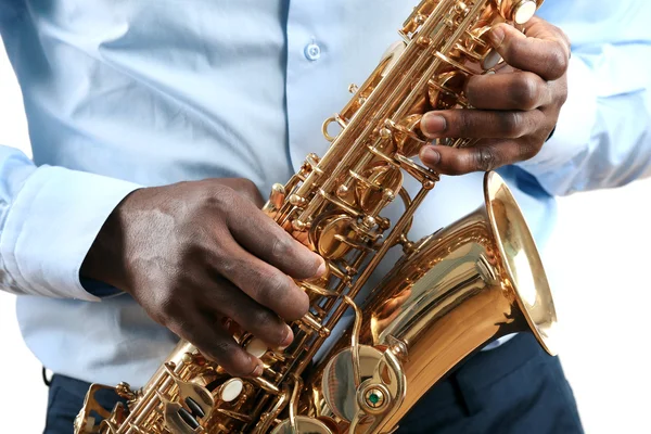 Muzikant die saxofoon speelt — Stockfoto