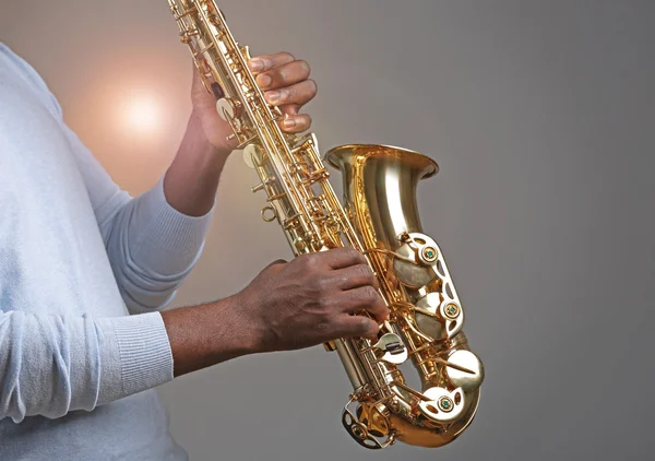 Muzikant die saxofoon speelt — Stockfoto