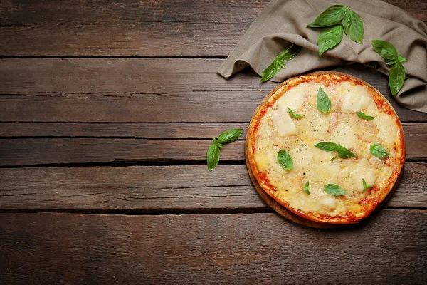 Lezzetli pizza fesleğen ile dekore edilmiş — Stok fotoğraf