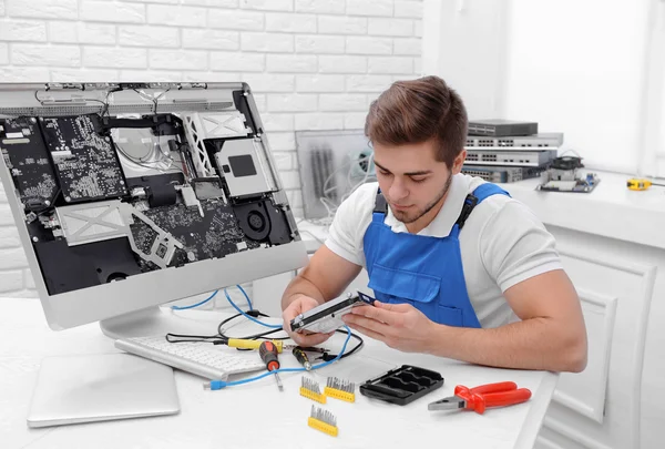 Young repairer  in service center — Stock Photo, Image