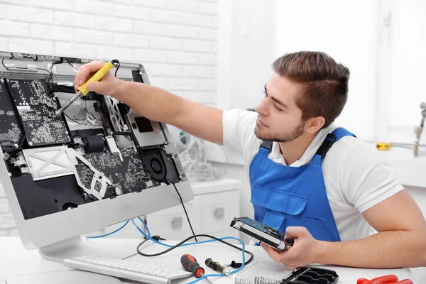 Young repairer working — Stock Photo, Image