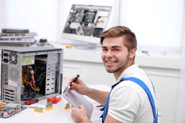 Genç repairer çalışma — Stok fotoğraf