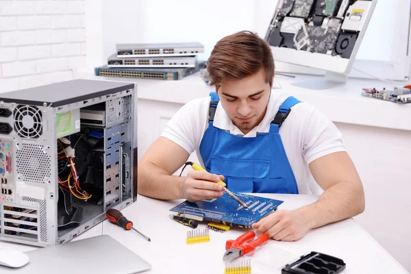 Joven reparador de trabajo —  Fotos de Stock