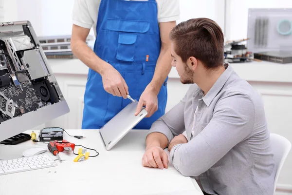 Repairer in service center — Stock Photo, Image