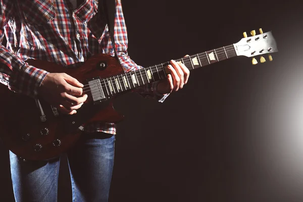 Mann spielt E-Gitarre — Stockfoto