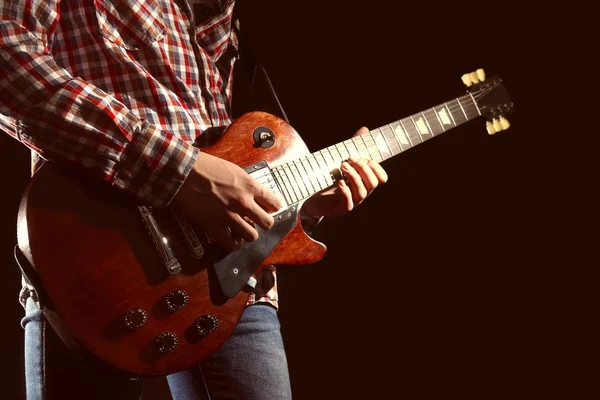 Uomo che suona la chitarra elettrica — Foto Stock