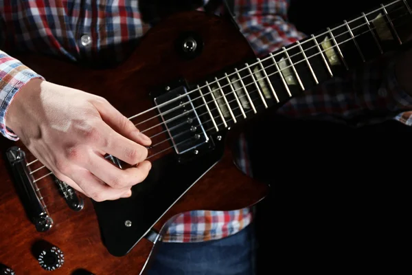 Man die elektrische gitaar speelt — Stockfoto