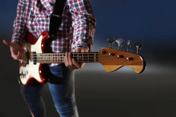 Homem tocando guitarra elétrica — Fotografia de Stock