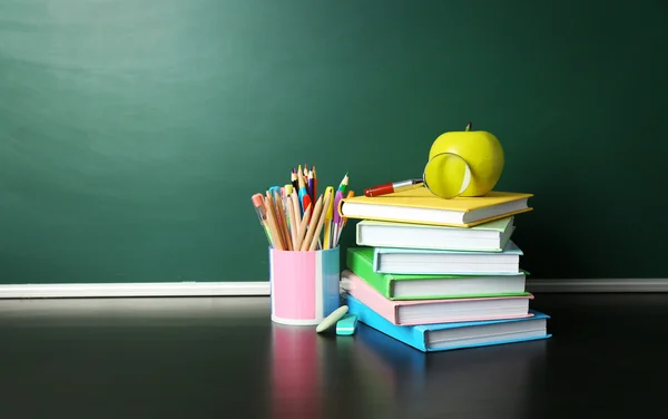 Libros escolares en el escritorio — Foto de Stock