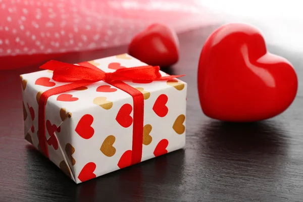 Presentförpackning och dekorativa hjärtan — Stockfoto