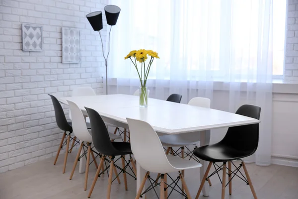 Интерьер со столом и стульями — стоковое фото