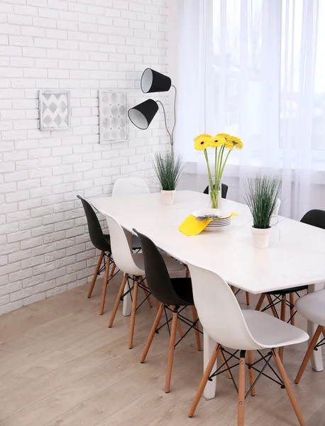 Intérieur avec table et chaises — Photo