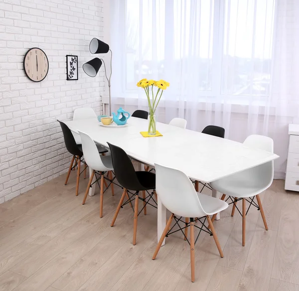 masa ve sandalyeler ile iç