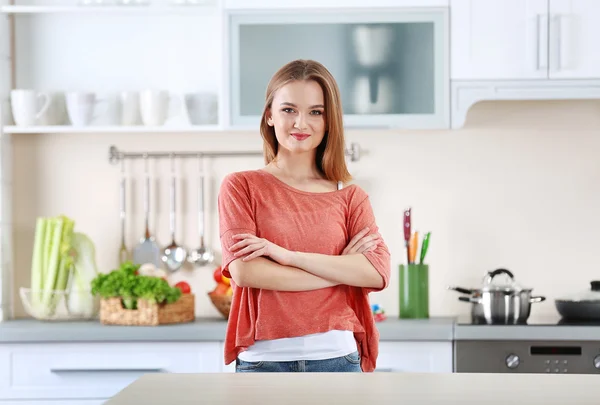 Mujer joven en la cocina — Foto de Stock