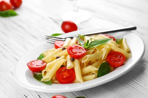 Tallrik pasta med körsbärstomater — Stockfoto