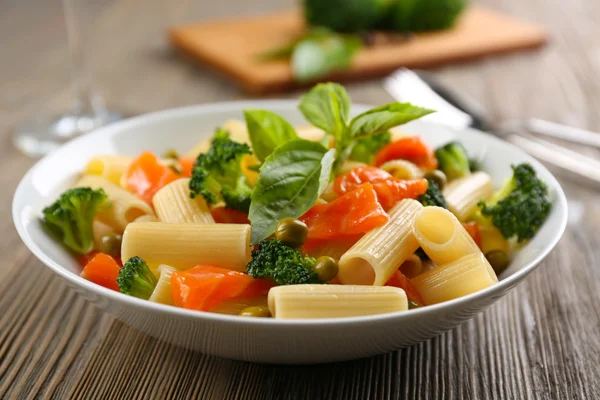 Piatto di pasta con salmone — Foto Stock