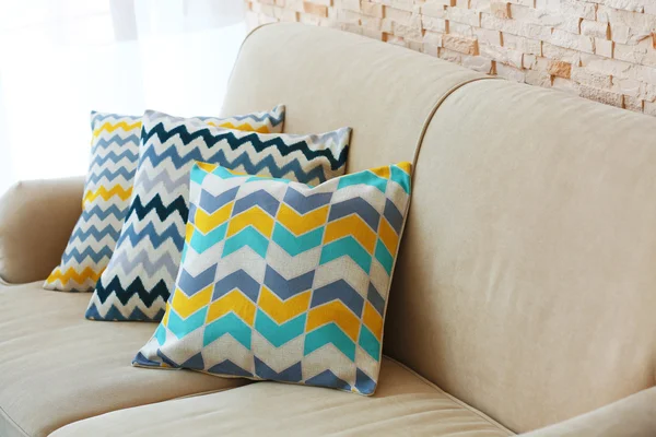 Travesseiros elegantes no sofá — Fotografia de Stock