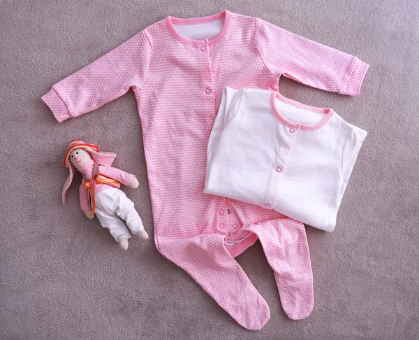 De kleren van de baby op achtergrond — Stockfoto