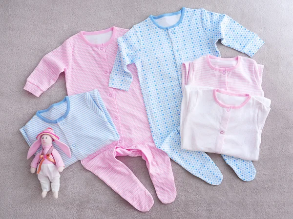 Vêtements de bébé sur fond — Photo