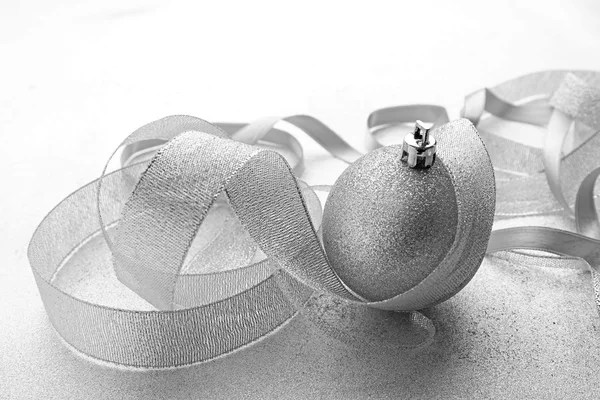 Bolas de Natal com fitas — Fotografia de Stock