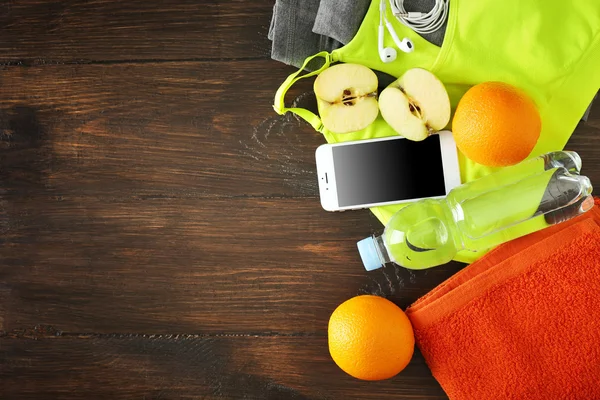 Teléfono móvil con toallas y frutas —  Fotos de Stock