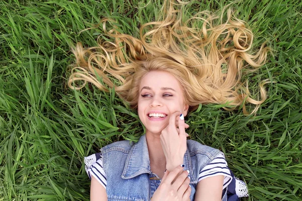 Beautiful woman on green grass — Stock Photo, Image