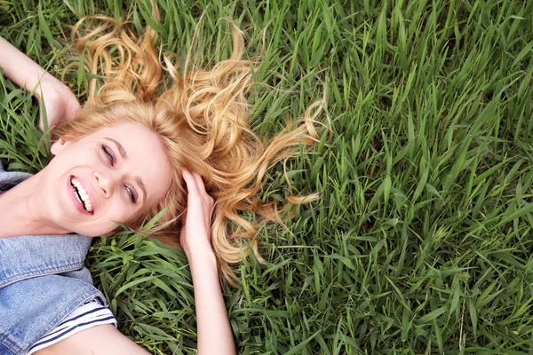 Hermosa mujer sobre hierba verde — Foto de Stock