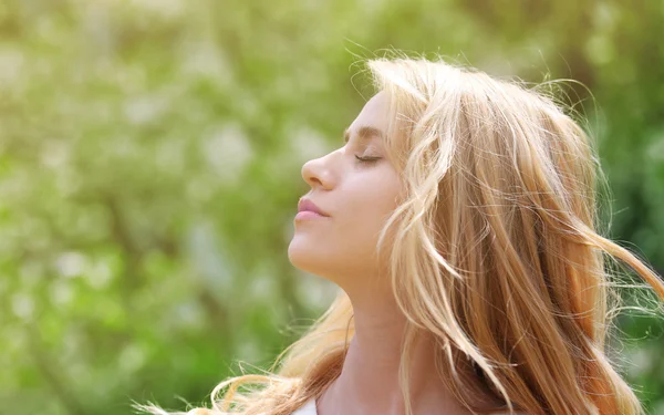 Woman on blooming tree background — Stock Photo, Image