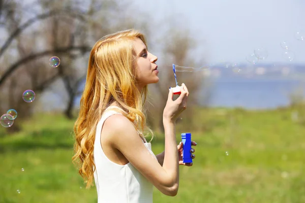 Giovane bella donna con bolle — Foto Stock