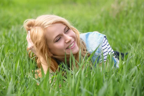 Yeşil çimenlerin üzerinde güzel kadın — Stok fotoğraf