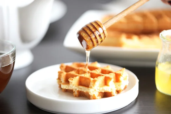 Lezzetli waffle bal ile — Stok fotoğraf
