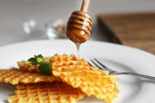 Läckra våfflor med honung — Stockfoto