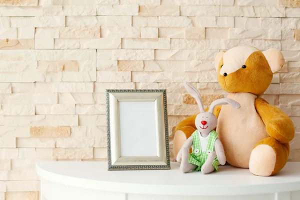 Brinquedo de bebê e quadro — Fotografia de Stock