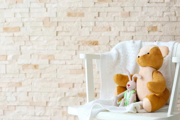 Juguetes de bebé en pared de ladrillo — Foto de Stock