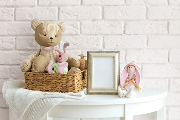 Babyspeelgoed en frame — Stockfoto