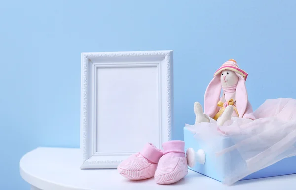 Roupas de bebê e brinquedo — Fotografia de Stock