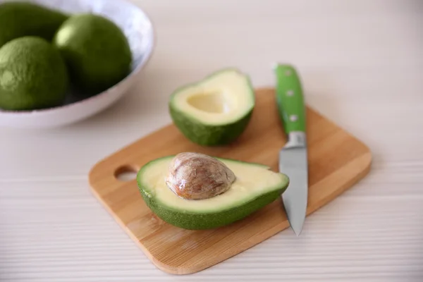 Frisch geschnittene Avocado — Stockfoto