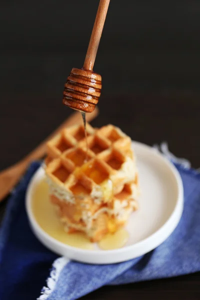 Honig auf Waffeln gießen — Stockfoto