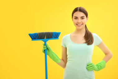 Arka plan üzerinde kadın süpürge