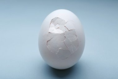 Arka plan üzerinde kırık yumurta