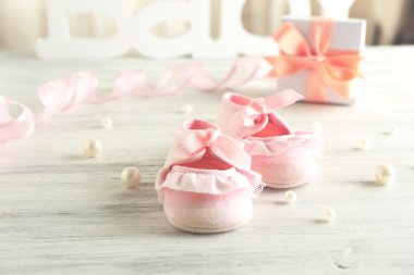 Tahta masadaki bebek popoları