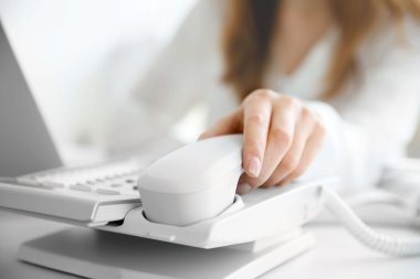 İşkadını IP telefon ile
