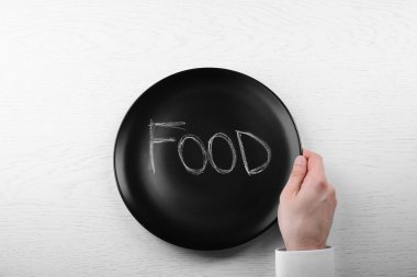 adam tutarak boş levha.