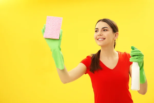 Limpador feminino no fundo — Fotografia de Stock