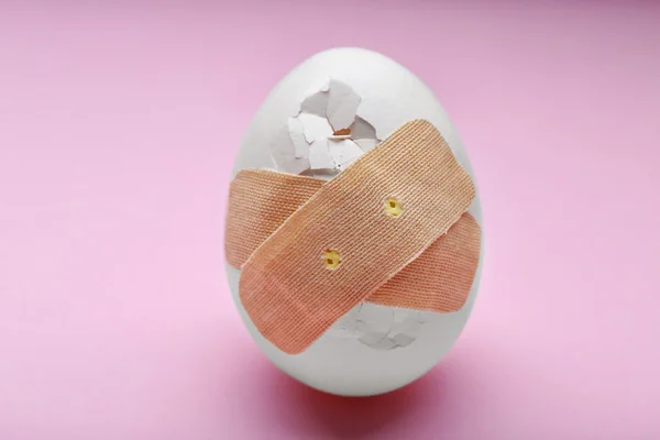 Riss im Ei auf Hintergrund — Stockfoto