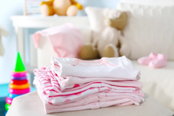 Pilha de roupas de bebê — Fotografia de Stock