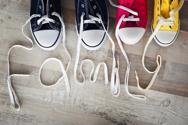 Coppie di scarpe su un parquet di legno . — Foto Stock