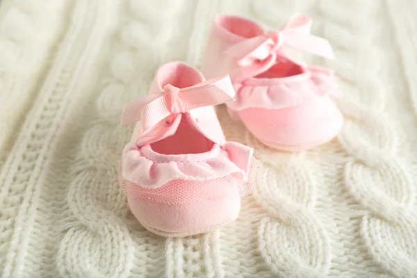 Chaussons bébé sur plaid tricoté — Photo